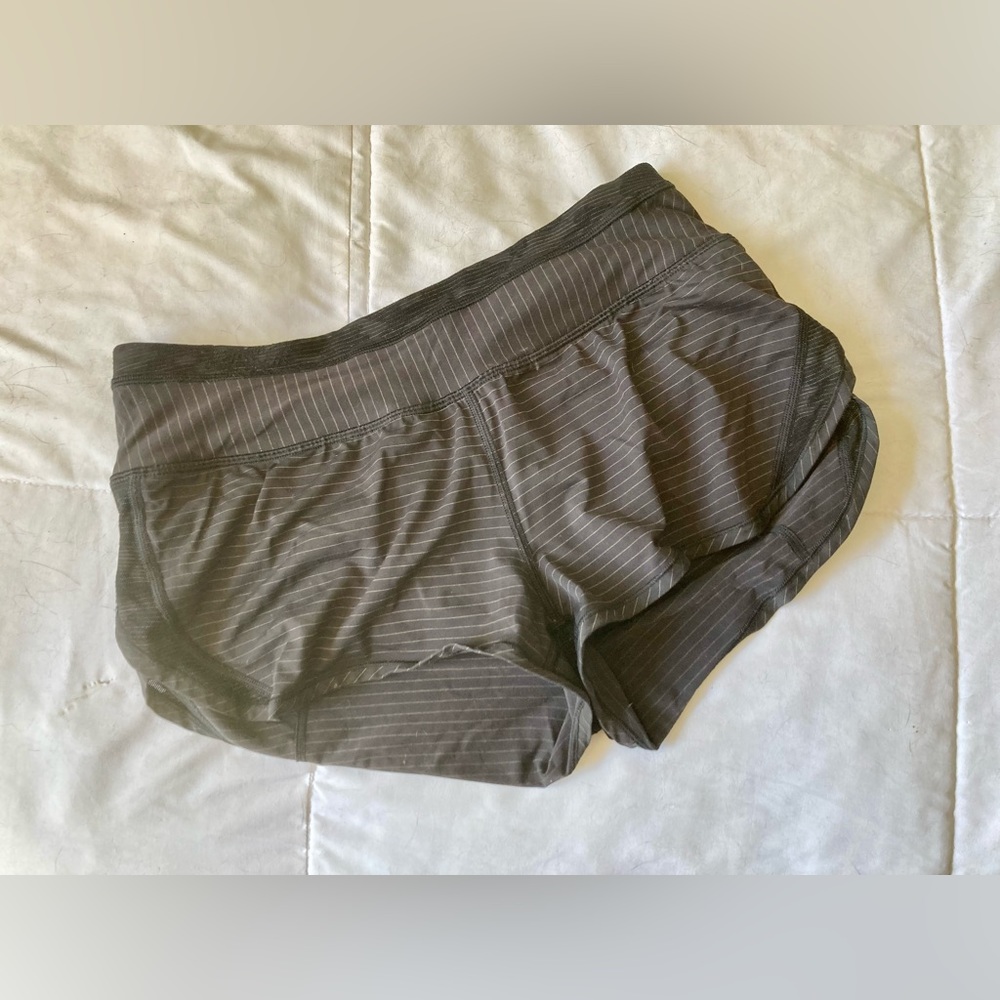 Lululemon women’s speed up shorts w/lining. Size 6